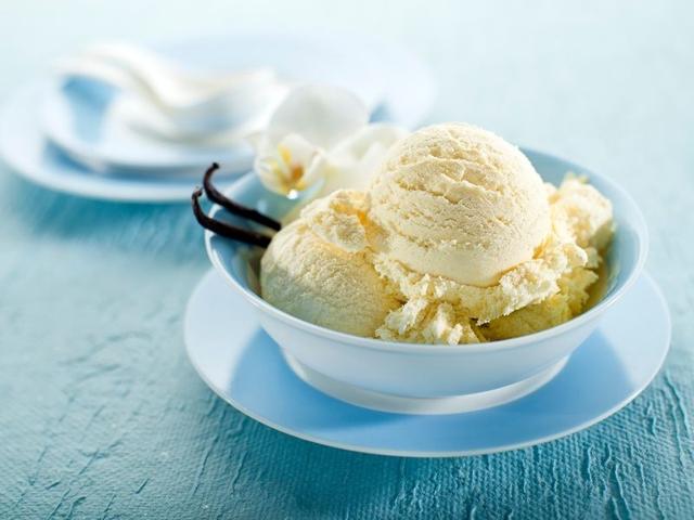 Köstliches selbstgemachtes Vanilleeis mit Eismaschine - Rezept aus ...