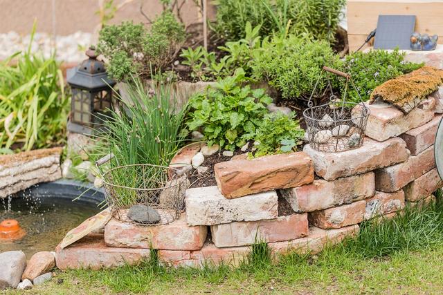 Praktische Tipps und Ideen: Die perfekte Kräuterspirale selber anlegen Praktische Tipps und Ideen: Die perfekte Kräuterspirale selber anlegen