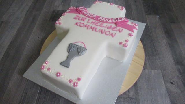 Schritt-für-Schritt-Anleitung: Wie man eine Kommuniontorte mit Kreuz selbst macht Schritt-für-Schritt-Anleitung: Wie man eine Kommuniontorte mit Kreuz selbst macht