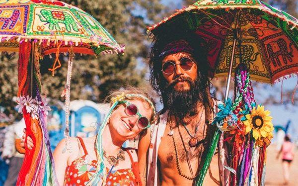 Individuelle Flower-Power-Verkleidung: Damen-Hippie-Kostüm zum Selbermachen Individuelle Flower-Power-Verkleidung: Damen-Hippie-Kostüm zum Selbermachen