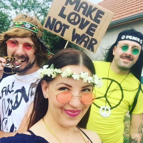 DIY-Hippie-Kostüm für Damen: Einzigartige Verkleidungsideen zum Selbermachen DIY-Hippie-Kostüm für Damen: Einzigartige Verkleidungsideen zum Selbermachen