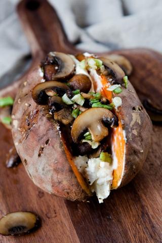 Genussvolle Begleiter: Gefüllte Champignons zu Süßkartoffeln