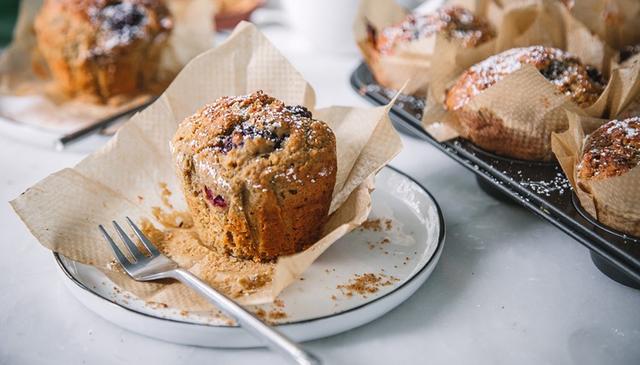 Kein Kleben mehr: Muffins in selbstgemachten Backpapierförmchen backen Kein Kleben mehr: Muffins in selbstgemachten Backpapierförmchen backen