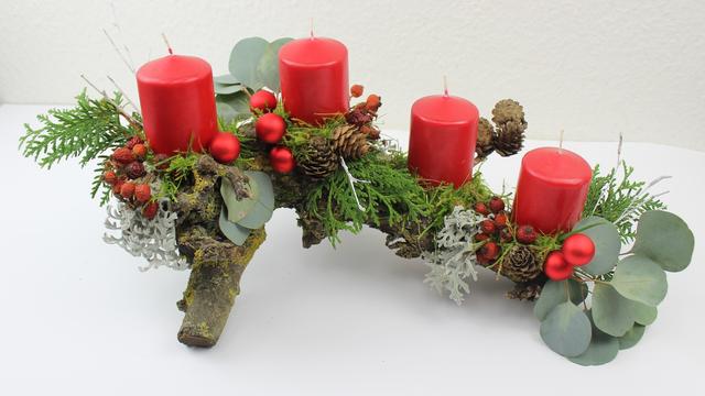 Adventskranz in länglicher Form: Originelle Gestaltungsideen zum Selbermachen Adventskranz in länglicher Form: Originelle Gestaltungsideen zum Selbermachen
