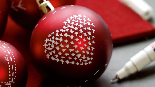 Einzigartige Weihnachtskugeln selbst gestalten: Ideen für Gipsverkleidung und Kreidefarben