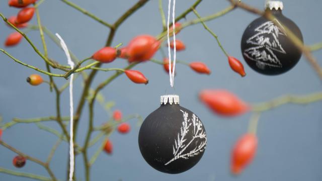 Kreative DIY-Ideen: Weihnachtskugeln mit Glitzerstiften verzieren