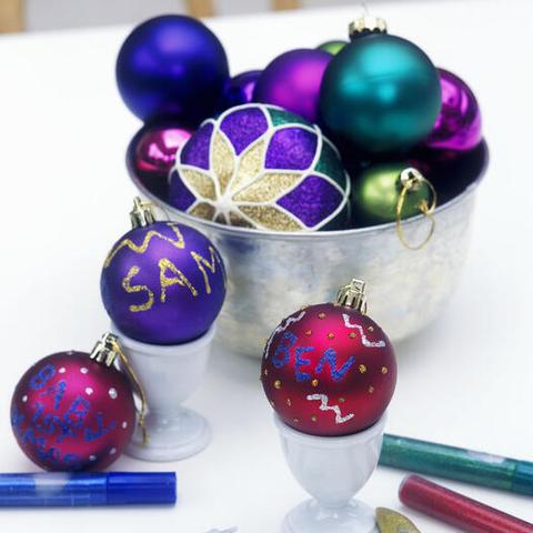 Platzsparende Alternative: Kleiderbügeltanne mit bunten Weihnachtskugeln selbst gestalten