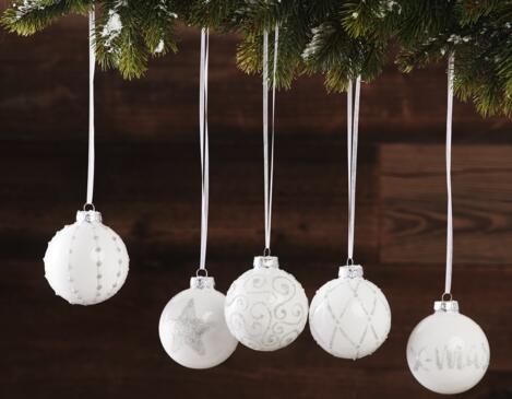 Elegante Dekooption: Weiße Weihnachtskugeln mit Permanentmarker gestalten