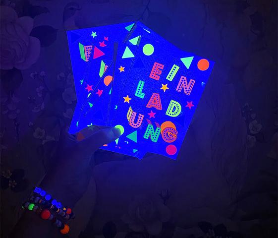Fluoreszierende Einladungen für den Kindergeburtstag selber machen Fluoreszierende Einladungen für den Kindergeburtstag selber machen