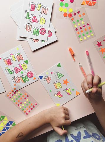 Fluoreszierende Einladungen: Leuchtende Überraschung zum Kindergeburtstag Fluoreszierende Einladungen: Leuchtende Überraschung zum Kindergeburtstag