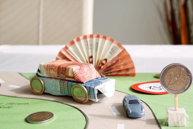 Einzigartige Geldgeschenke selber machen: Ideen für den 18. Geburtstag Einzigartige Geldgeschenke selber machen: Ideen für den 18. Geburtstag