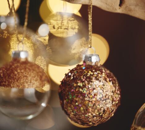 Persönliche Weihnachtsdeko: 6 kreative Ideen für selbst gestaltete Kugeln