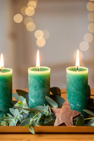 Umweltbewusst dekorieren: DIY-Kerzen aus übriggebliebenem Wachs Umweltbewusst dekorieren: DIY-Kerzen aus übriggebliebenem Wachs