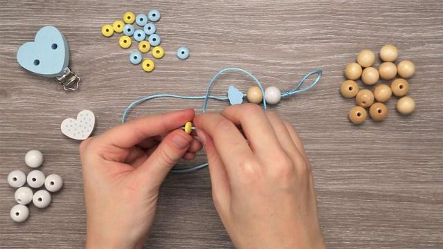 DIY-Projekt: Schritt-für-Schritt-Anleitung für eine individuelle Schnullerkette DIY-Projekt: Schritt-für-Schritt-Anleitung für eine individuelle Schnullerkette