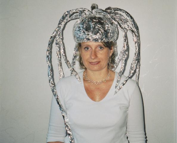 Einzigartiges Outfit: Mit Alufolie zum Hingucker auf jeder Karnevalsparty als Alien verkleiden Einzigartiges Outfit: Mit Alufolie zum Hingucker auf jeder Karnevalsparty als Alien verkleiden