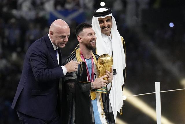 6. Das arabische Bischt-Gewand: Eine unerwartete Geste bei der Übergabe des WM-Pokals an Messi