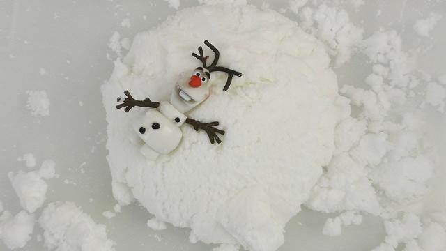 Schneespaß ohne Grenzen: Verschiedene Methoden, um Kunstschnee selbst herzustellen