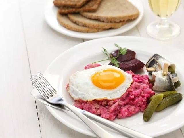 Labskaus: Die Vielfalt eines traditionellen Gerichts Labskaus: Die Vielfalt eines traditionellen Gerichts