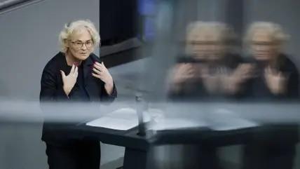 Kritik an Lambrecht: Warum steht die Verteidigungsministerin unter Druck? Kritik an Lambrecht: Warum steht die Verteidigungsministerin unter Druck?