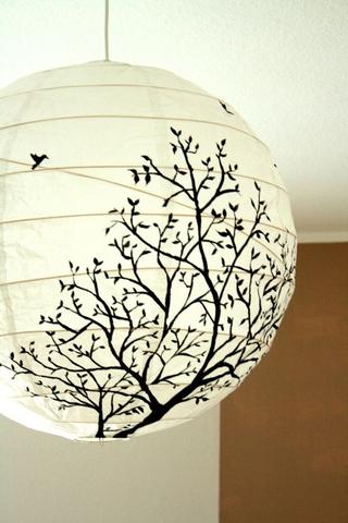 Filigrane Scherenschnitte: Selbstgemachte Lampenschirme aus Tonpapier Filigrane Scherenschnitte: Selbstgemachte Lampenschirme aus Tonpapier