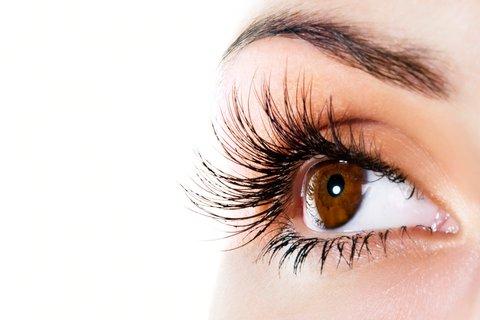 Sparen und strahlende Augen bekommen: Mit selbstgemachtem Wimpernserum zu langen Wimpern Sparen und strahlende Augen bekommen: Mit selbstgemachtem Wimpernserum zu langen Wimpern