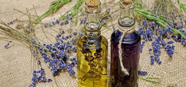 So kannst du Lavendelsirup zuhause herstellen So kannst du Lavendelsirup zuhause herstellen