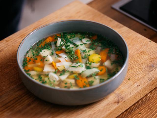 Kreative Verwertung: Cremige Gemüsesuppe aus den Resten des selbstgemachten Gemüsefonds Kreative Verwertung: Cremige Gemüsesuppe aus den Resten des selbstgemachten Gemüsefonds