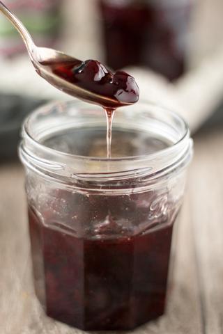 Haltbarkeit verlängern: So machst du deine eigenen Amarenakirschen für ein ganzes Jahr