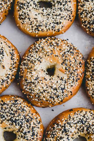 Genießen Sie frische, hausgemachte Bagels Genießen Sie frische, hausgemachte Bagels