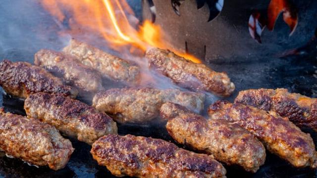 Grillen wie auf dem Balkan: Selbstgemachte Cevapcici für den perfekten Genuss Grillen wie auf dem Balkan: Selbstgemachte Cevapcici für den perfekten Genuss