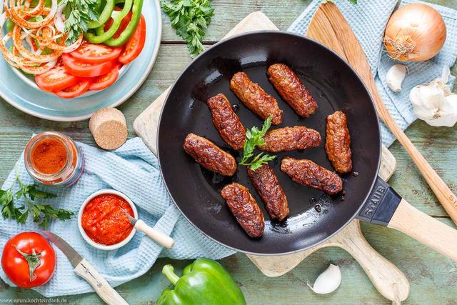 Köstliche Hackfleischröllchen aus dem Balkan: So gelingt das Selbermachen von Cevapcici Köstliche Hackfleischröllchen aus dem Balkan: So gelingt das Selbermachen von Cevapcici