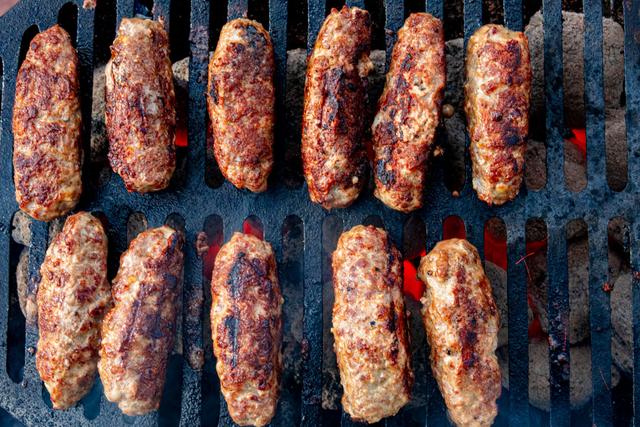 Grillspaß ohne großen Aufwand: Selber gemachte Cevapcici in der Pfanne oder auf dem Grill Grillspaß ohne großen Aufwand: Selber gemachte Cevapcici in der Pfanne oder auf dem Grill