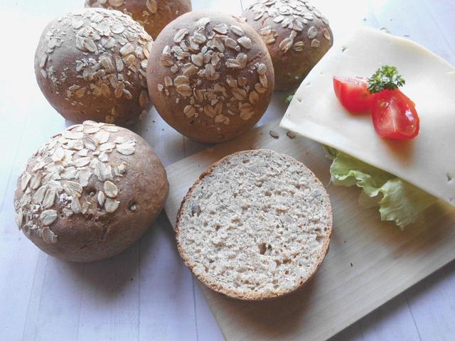 Leckere Dinkelbrötchen: Mit Sonnenblumenkernen und individuellen Anpassungen Leckere Dinkelbrötchen: Mit Sonnenblumenkernen und individuellen Anpassungen