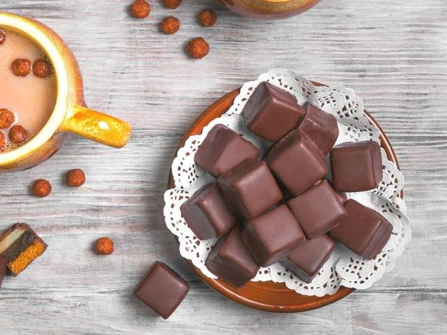 Backen Sie Ihre eigenen Dominosteine zu Weihnachten Backen Sie Ihre eigenen Dominosteine zu Weihnachten