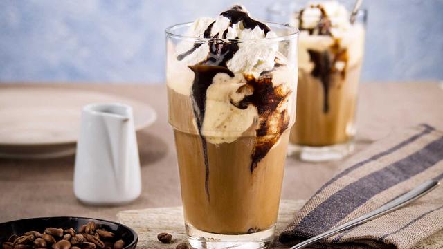 Erfrischender Kaffeegenuss: Rezept für selbstgemachten Eiskaffee mit Vanilleeis Erfrischender Kaffeegenuss: Rezept für selbstgemachten Eiskaffee mit Vanilleeis