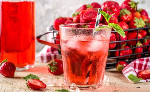 Erdbeerlikör selber machen: Ein fruchtig-süßer Genuss Erdbeerlikör selber machen: Ein fruchtig-süßer Genuss