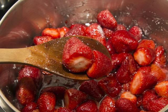 Köstliche Erdbeermarmelade nach eigenem Rezept zubereiten Köstliche Erdbeermarmelade nach eigenem Rezept zubereiten