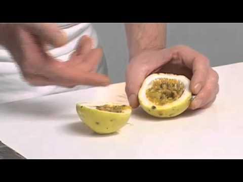 Die perfekte Zubereitung: So isst man Passionsfrucht am besten Die perfekte Zubereitung: So isst man Passionsfrucht am besten