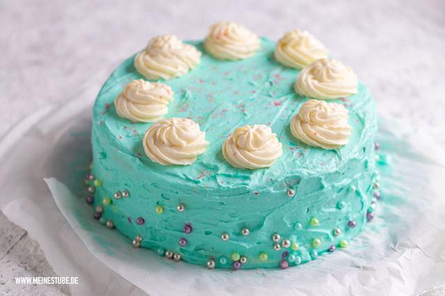 Backe deine eigene Traum-Geburtstagstorte: Von Biskuitböden bis zur Verzierung Backe deine eigene Traum-Geburtstagstorte: Von Biskuitböden bis zur Verzierung