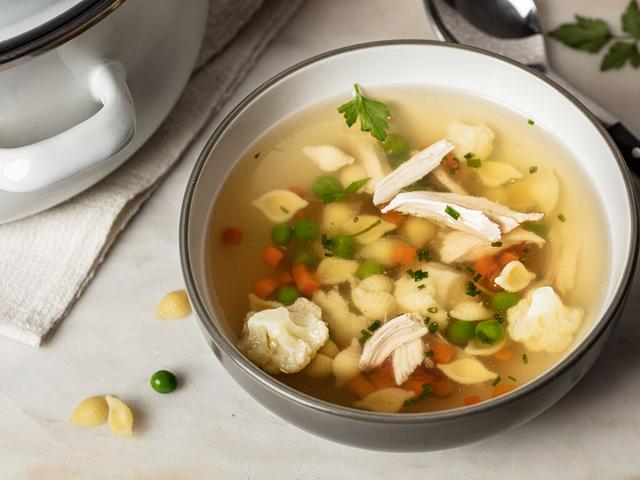 Hausgemachte Hühnersuppe: Einfaches und schmackhaftes Rezept zum Selbermachen Hausgemachte Hühnersuppe: Einfaches und schmackhaftes Rezept zum Selbermachen