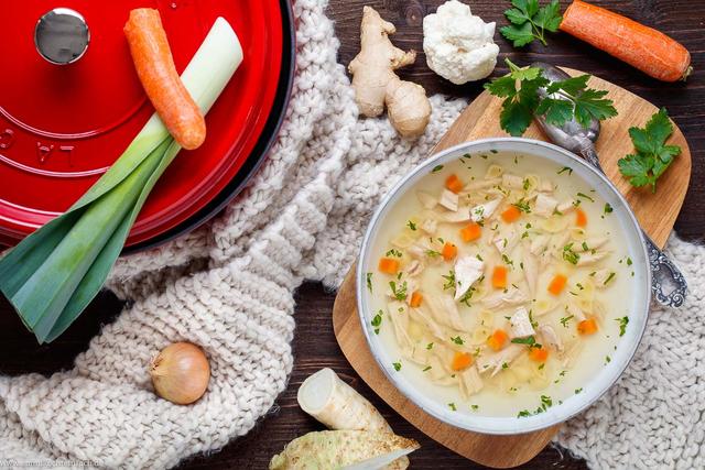 Leckere Hühnersuppe einfach selbst gemacht - Rezept mit frischem Gemüse ... Leckere Hühnersuppe einfach selbst gemacht - Rezept mit frischem Gemüse ...
