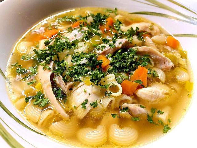 Traditionelle Hühnersuppe selber kochen: Einfach, nahrhaft und voller Aroma Traditionelle Hühnersuppe selber kochen: Einfach, nahrhaft und voller Aroma