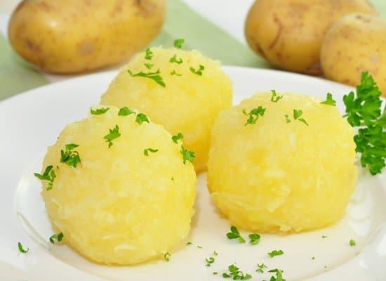 Perfekte Beilage: So gelingen Kartoffelknödel wie von Oma