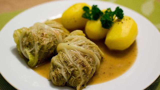 Klassisch und deftig: Tipps zum Selbermachen von Kohlrouladen
