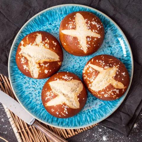 Genießen Sie frische, selbstgebackene Laugenbrötchen