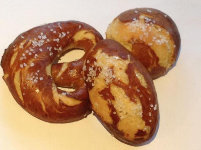 Selbstgemachtes Laugengebäck: Einfach und köstlich Selbstgemachtes Laugengebäck: Einfach und köstlich