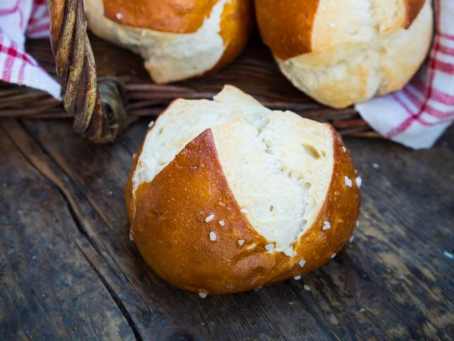 Backen Sie Ihr eigenes knuspriges Laugengebäck zu Hause Backen Sie Ihr eigenes knuspriges Laugengebäck zu Hause