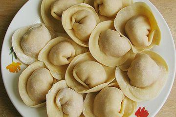 Selbstgemachte Pelmeni mit Schmand: Ein Genuss für die ganze Familie Selbstgemachte Pelmeni mit Schmand: Ein Genuss für die ganze Familie