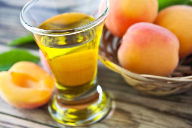 Selbstgemachter Pfirsichlikör: Ein leckerer Genuss zum Selbermachen Selbstgemachter Pfirsichlikör: Ein leckerer Genuss zum Selbermachen