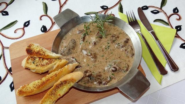 Leckere Rahmsauce in nur wenigen Schritten zubereiten Leckere Rahmsauce in nur wenigen Schritten zubereiten